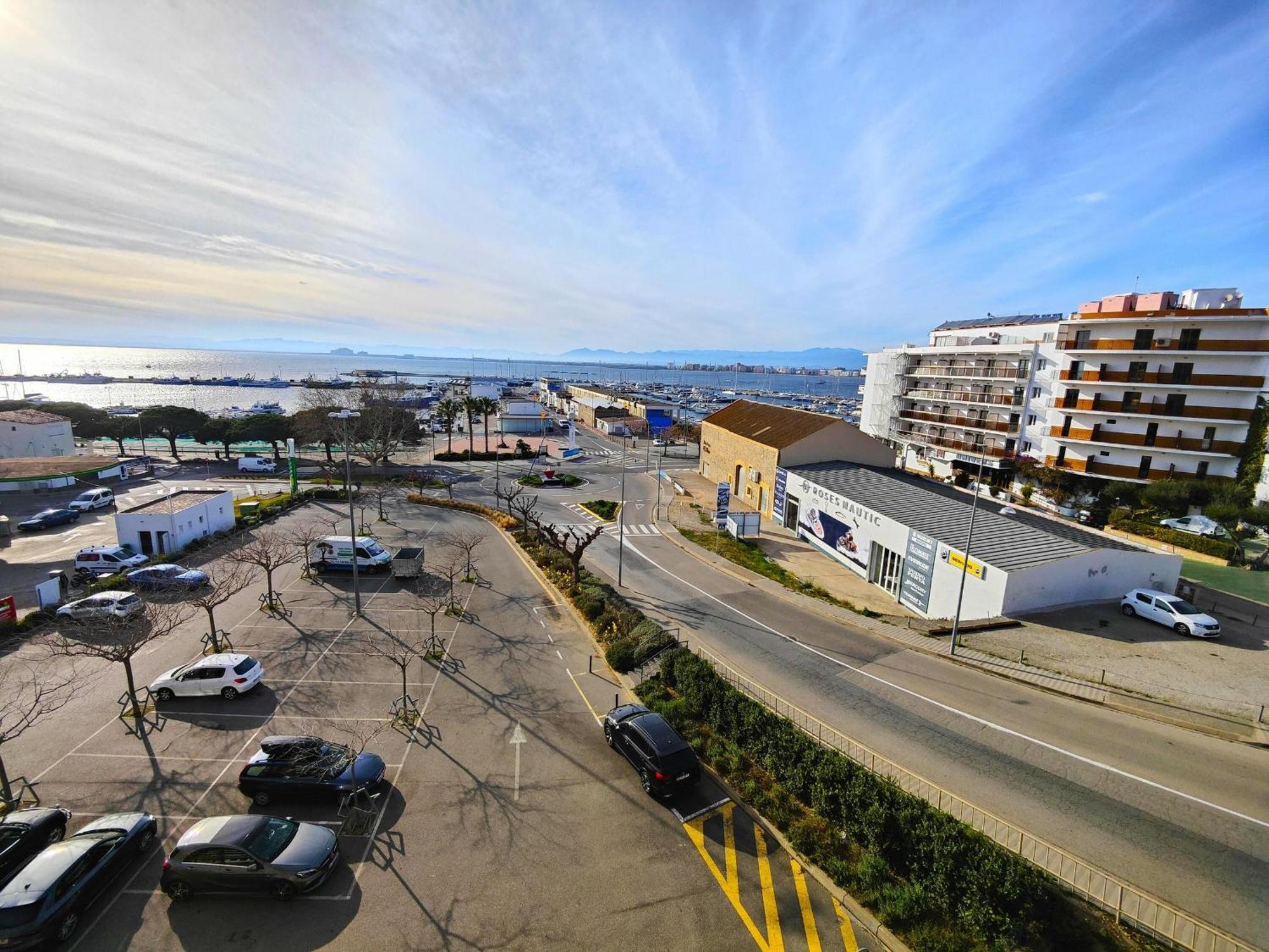 2166 Rocmar 1 4-C, Excelente Situacion Frente Al Puerto Pesquero Y Con Vista A La Bahia. Gran Terraza. Gran Parking Publico Delante. - Es-258-30 Apartment Roses Bagian luar foto