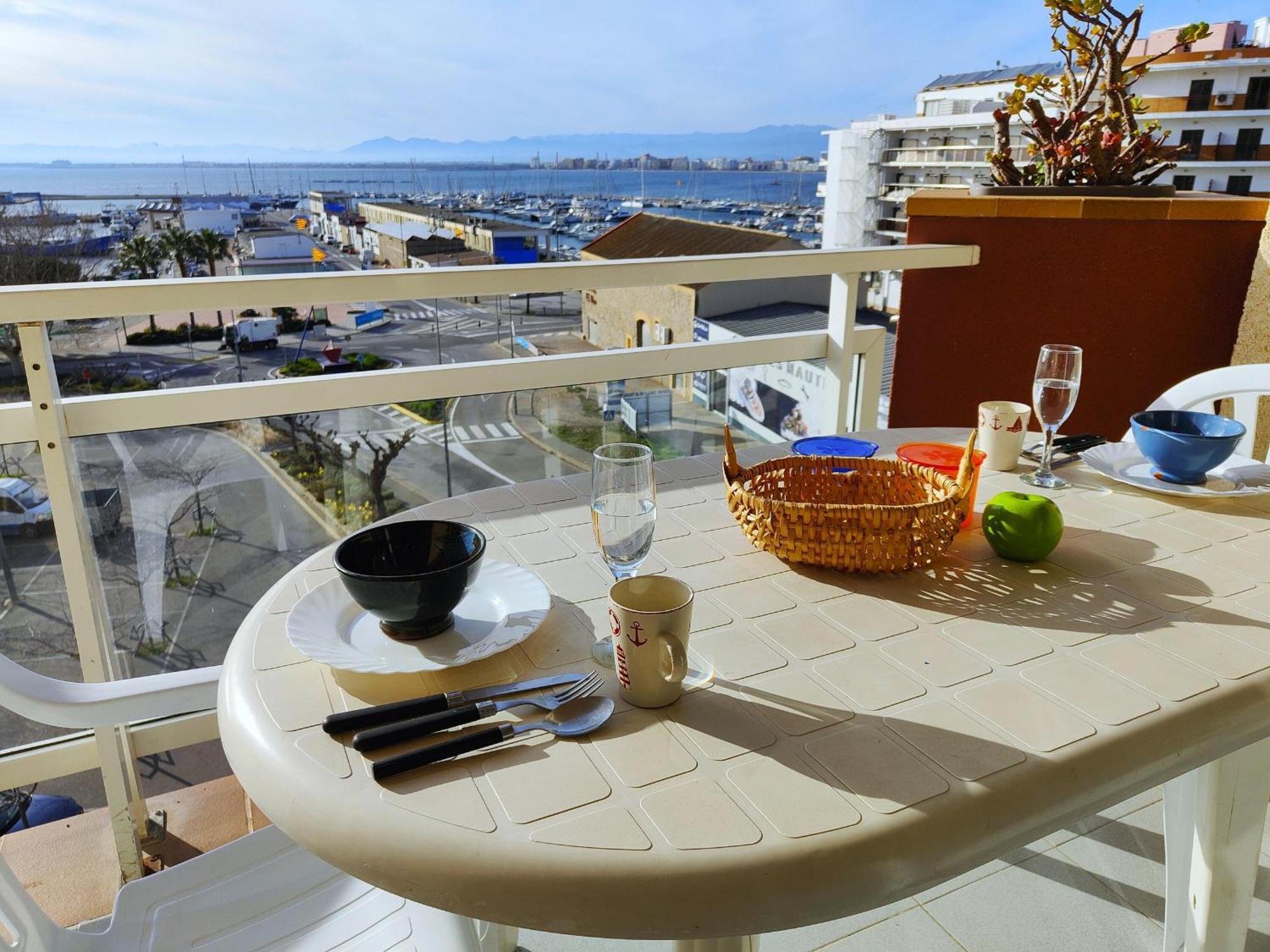 2166 Rocmar 1 4-C, Excelente Situacion Frente Al Puerto Pesquero Y Con Vista A La Bahia. Gran Terraza. Gran Parking Publico Delante. - Es-258-30 Apartment Roses Bagian luar foto